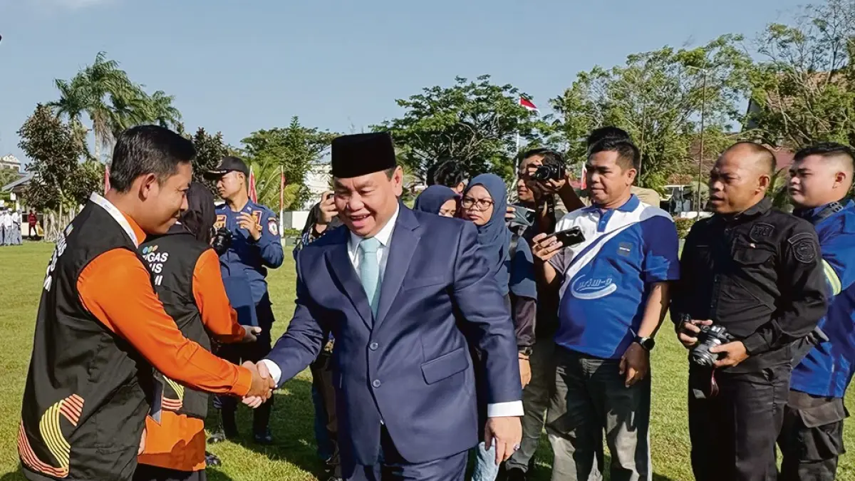 BERI SALAM: Bupati Kotim Halikinnor menyalami petugas Sensus Ekonomi 2026, Senin (1/6/2026). YUNI/RADAR SAMPIT 