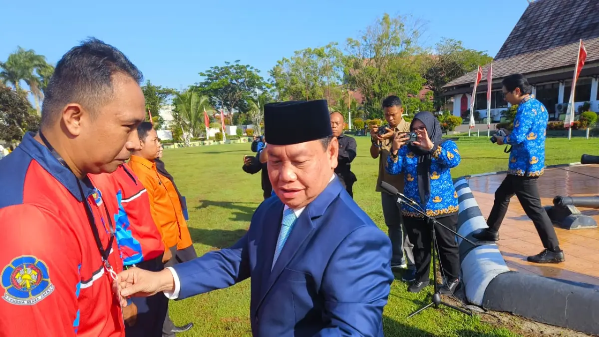 Bupati Kabupaten Kotim, Halikinnor, secara simbolik meresmikan pembentukan Redkar di Kecamatan Mentaya Hilir Utara dan Mentaya Hilir Selatan.  (Akbar/Radar Sampit)