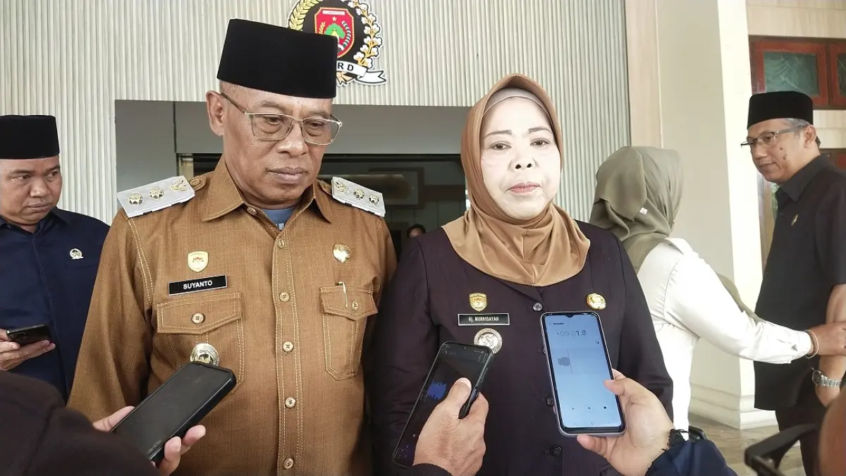 Bupati Kotawaringin Barat dan Wakil Bupati saat wawancara dengan wartawan usai kegiatan di Gedung DPRD Kobar. (SYAMSUDIN/RADAR SAMPIT)&nbsp;