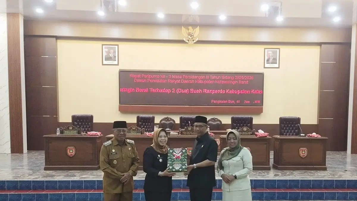 Bupati Kotawaringin Barat Hj Nurhidayah menyerahkan naskah Raperda Kepada DPRD Kobar. (SYAMSUDIN/RADAR SAMPIT)