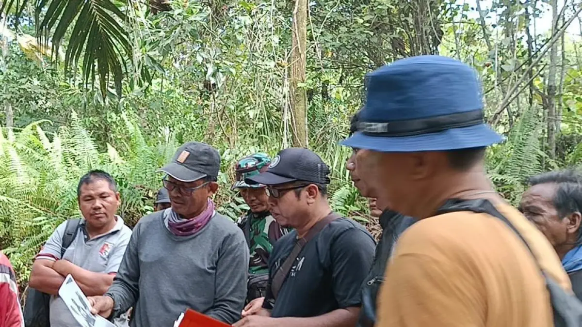 CEK LAHAN: Keluarga Ringowati saat mengecek lahan yang sebelumnya masuk konsesi PT BJAP3 kini bermasalah dengan PT AJP selaku KSO PT Agrinas Palma Nusantara. (warga/radar sampit)