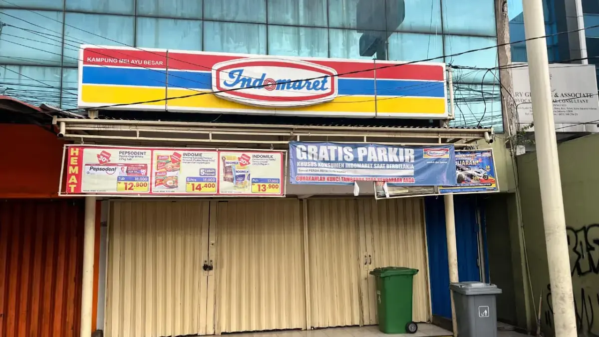 Gerai Indomaret di Kampung Melayu Besar, Jakarta Selatan tampak tutup pada 1 Juni 2026. (Nanda Prayoga/JawaPos.com)