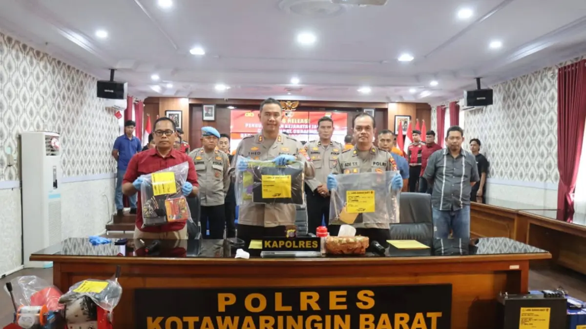 Kapolres Kobar AKBP Theodorus Priyo Santosa memegang barang bukti tas laptop dalam pers rilis yang dilaksanakan di Mapolres Kobar, belum lama ini. (ist) 