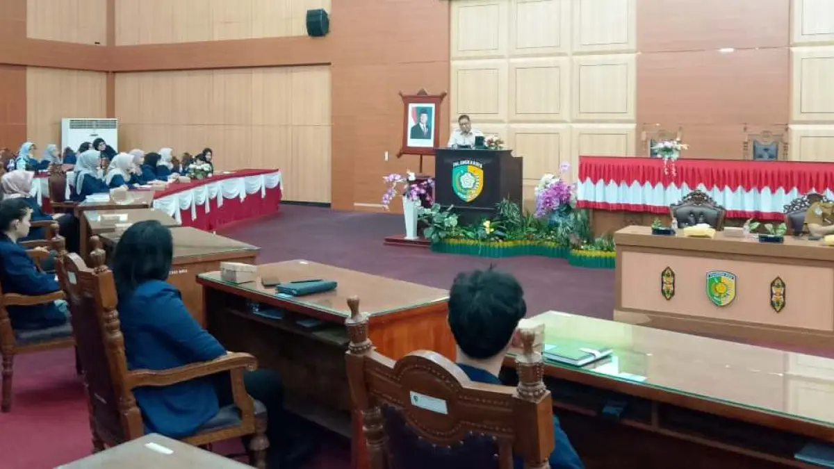 Ketua DPRD Palangka Raya Subandi, saat menyampaikan paparan materi kepada mahasiswa UMPR, Selasa (2/6). (yusho/radarsampit)