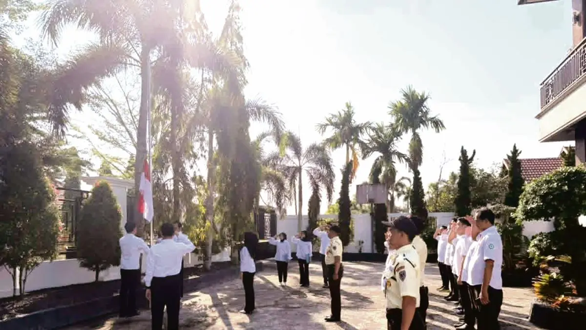 LUAR BIASA : PT PLN (Persero) UPP Kalimantan Bagian Barat 3 (UPP Kalbagbar 3) memperingati Hari Lahir Pancasila dengan melaksanakan upacara bendera yang diikuti oleh seluruh pegawai. FOTO: IST/RADAR SAMPIT