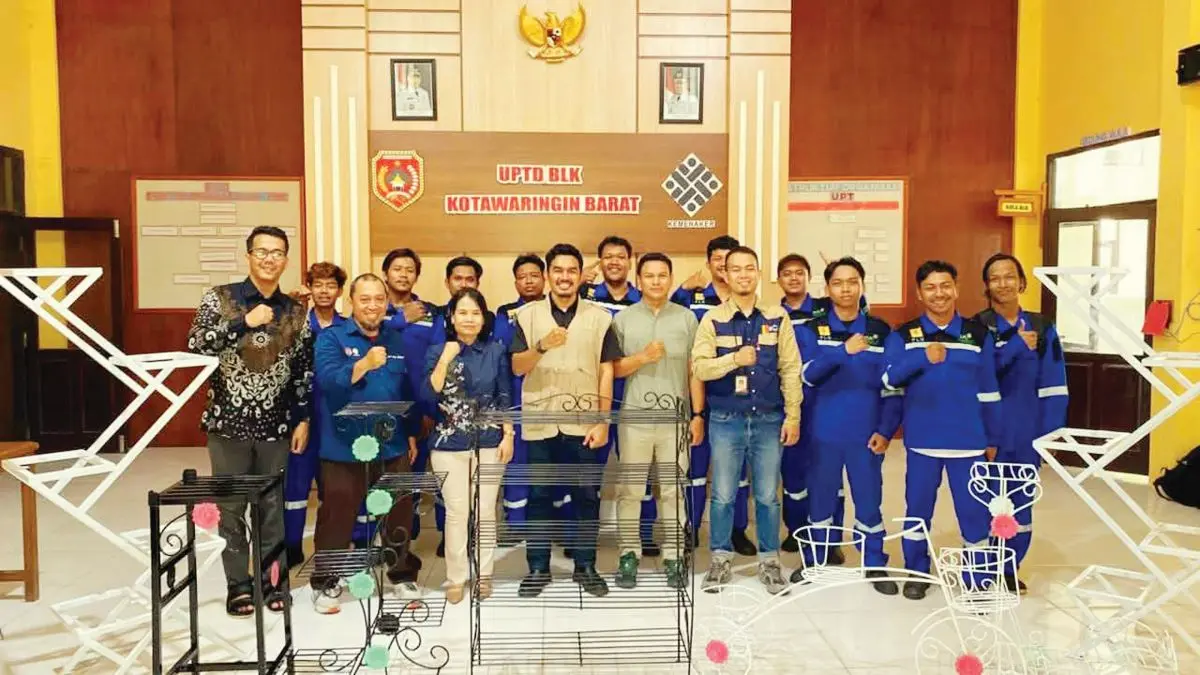 PROGRAM TJSL: PT. PLN (Persero) Unit Induk Pembangunan Kalimantan Bagian Barat (UIP KLB) melalui Unit Pelaksana Proyek Kalimantan Bagian Barat 3 (UPP KLB 3) resmi menutup program Tanggung Jawab Sosial dan Lingkungan (TJSL) berupa pelatihan dan sertifikasi welding bagi pemuda sekitar Desa Purbasari. FOTO: IST/RADAR SAMPIT