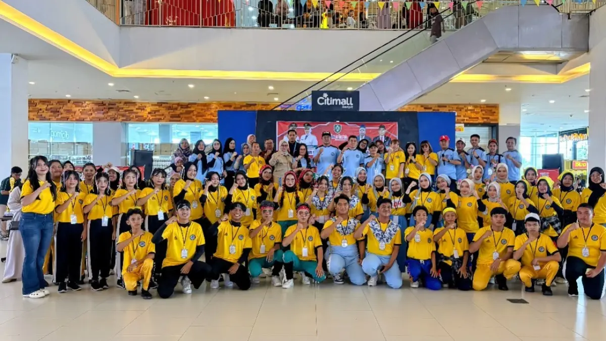 Panitia dan seluruh peserta Lomba Senam SKJ 2018 dan Modern Dance tingkat SMA/SMK/MA sederajat se-Kotim Tahun 2026, Minggu (31/5).(Yuni/radarsampit)