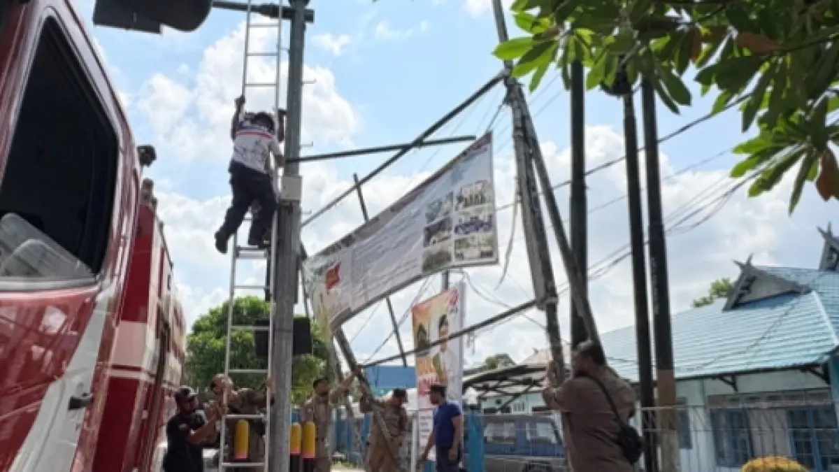 Papan reklame nyaris tumbang di simpang empat Masjid Agung Riyadlush Shalihin, Kelurahan Sidorejo, Kabupaten Kotawaringin Barat, Senin 1 Juni 2026. (ist)&nbsp; 