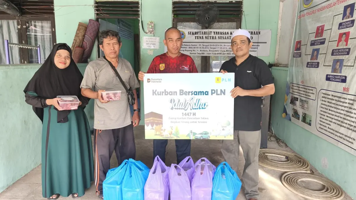 PEDULI: Penyerahan daging kurban PLN UID Kalselteng ke Yayasan Kesejahteraan Tuna Netra Nusantara (YKTN) Banjarbaru, yang diterima oleh Sigit Kurniawan (dua dari kanan).&nbsp;(PLN UID Kalselteng)