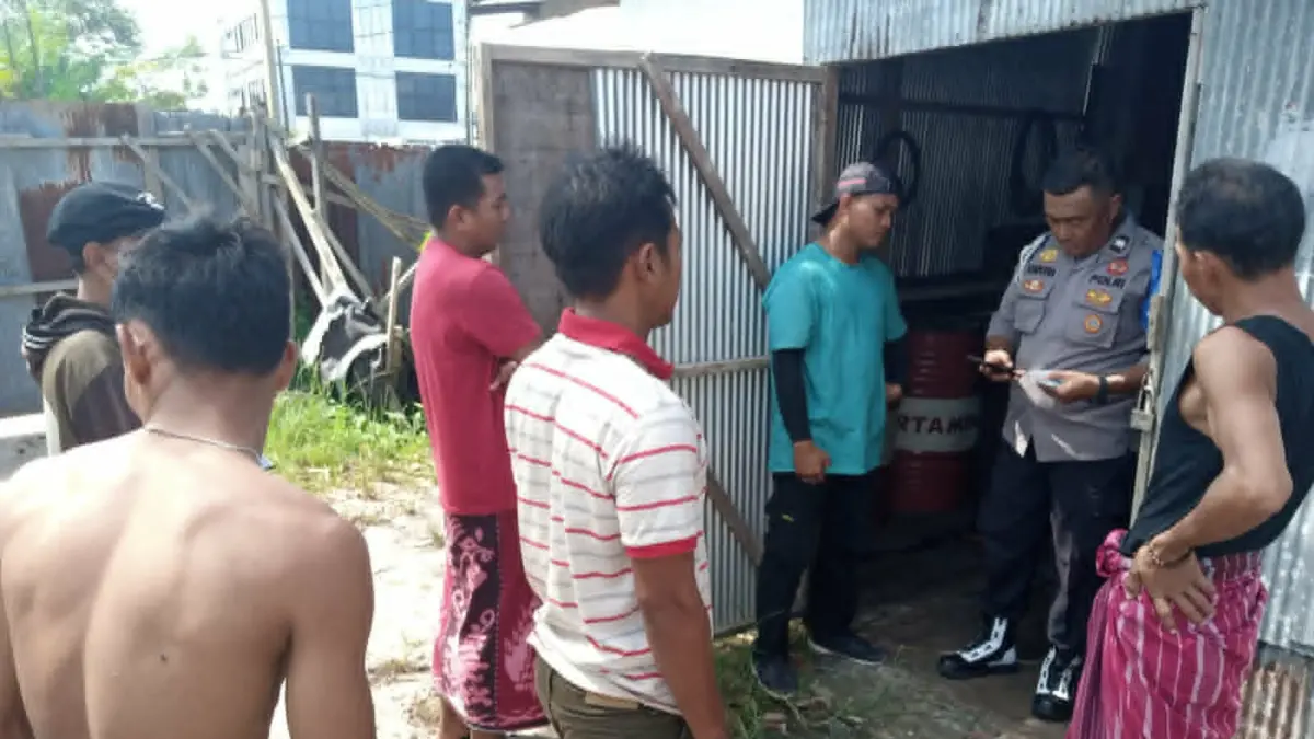 Petugas kepolisian saat memeriksa salah satu gudang PT Nexa Prima di Jalan Mahir Mahar Km 14, Kelurahan Sabaru, Kecamatan Sabangau,Senin (1/6). (istimewa/Polsek Sebangau)