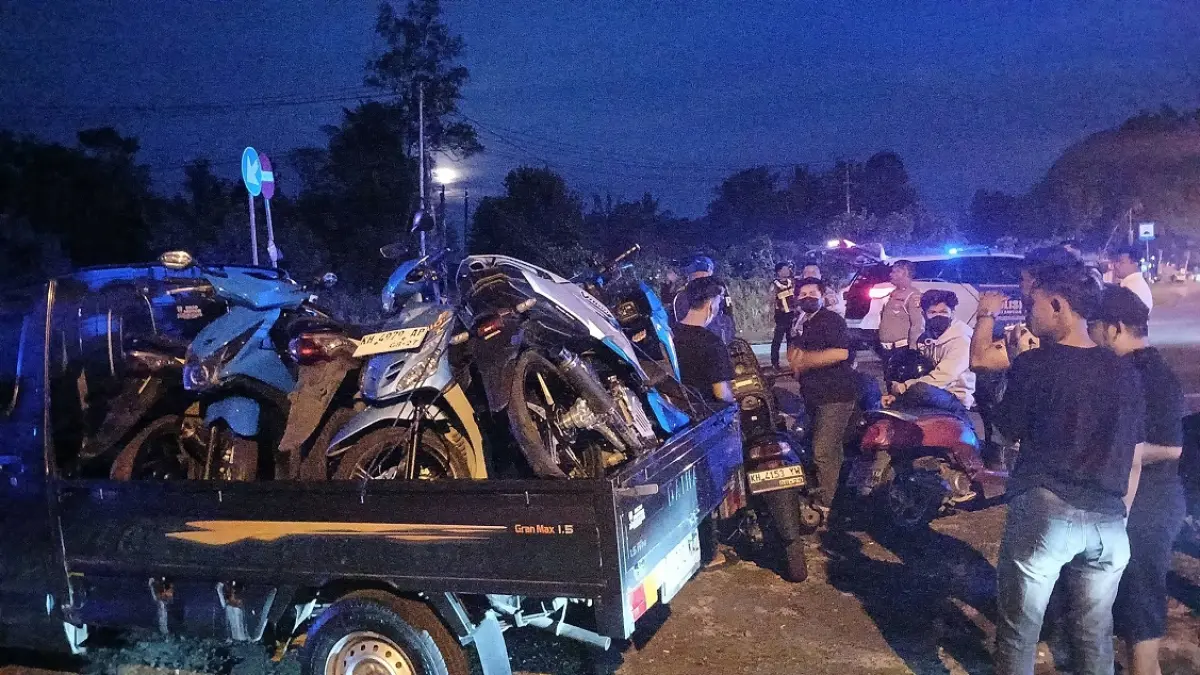 Petugas Satlantas Polresta Palangka Raya saat mengamankan sembilan unit sepeda motor yang terlibat balapan liar, Senin (1/6/2026) dini hari.(istimewa)