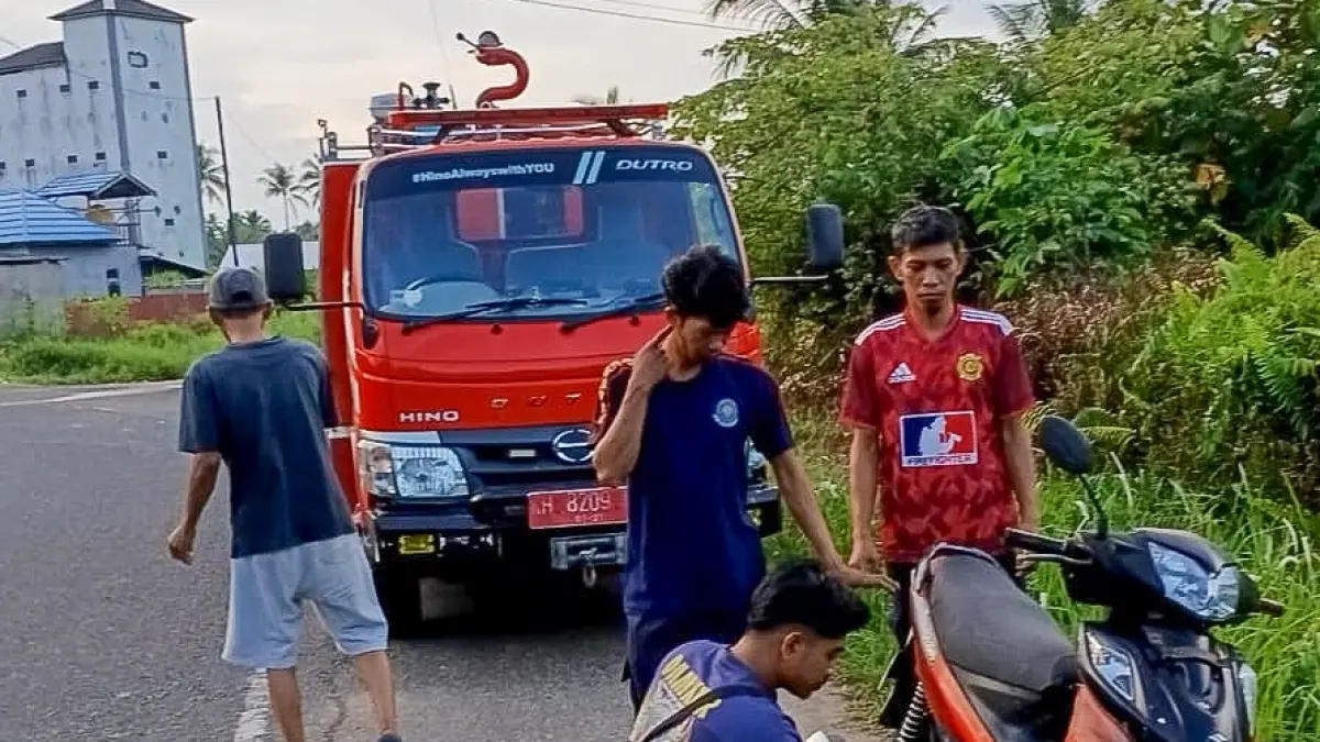 Regu I Damkar Seruyan langsung bergerak menuju lokasi kebakaran kendaraan. (RIFANI/RADAR SAMPIT)&nbsp;
