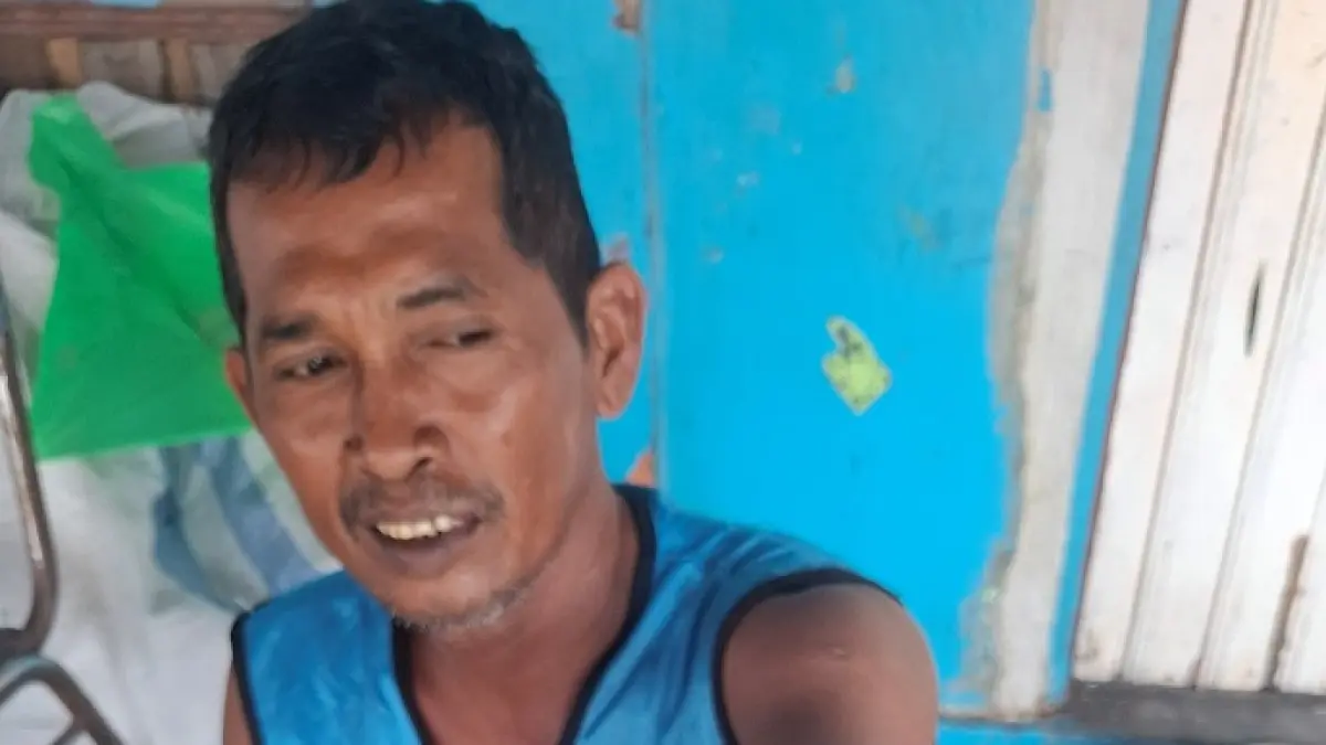 Sarwani saat memperlihatkan sosok terduga pelaku pencuri burung berkicau miliknya saat terekam CCTV, Selasa (2/6). (Fahry/radarsampit)
