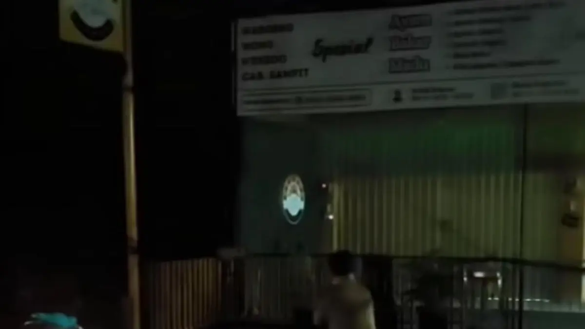 Seorang warga kesal hingga akhirnya menebas kabel-kabel yang melintang dan menghalangi pengguna jalan di ruas Jalan RA Kartini Sampit, Senin malam (1/6/2026).&nbsp; (warga/radar sampit)