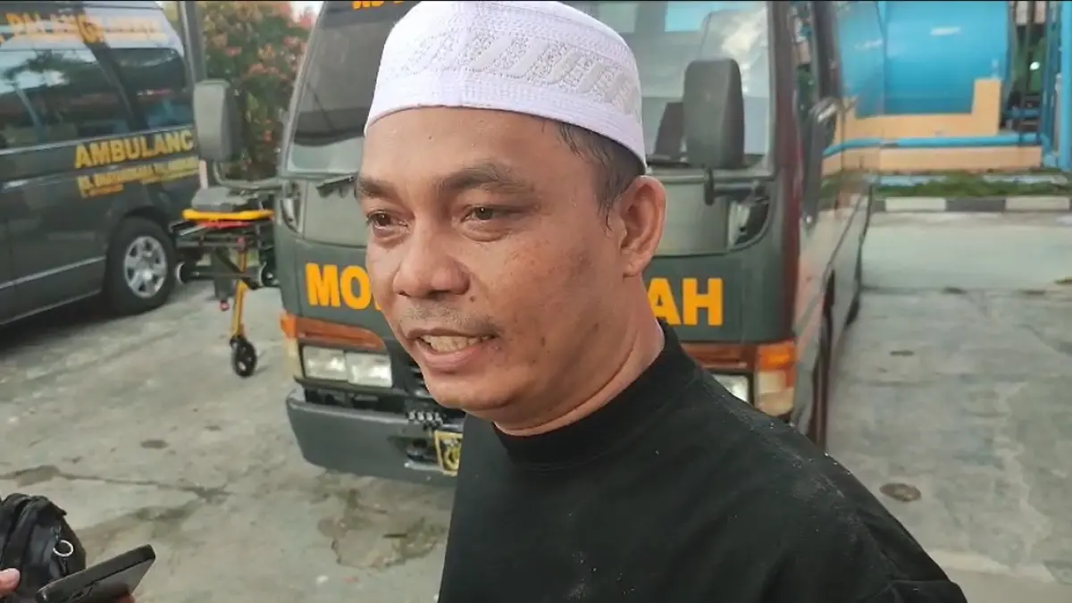 Sugi, kerabat Almarhum Anton Kurniawan saat diawancarai awak media (Dodi/Radar Sampit)