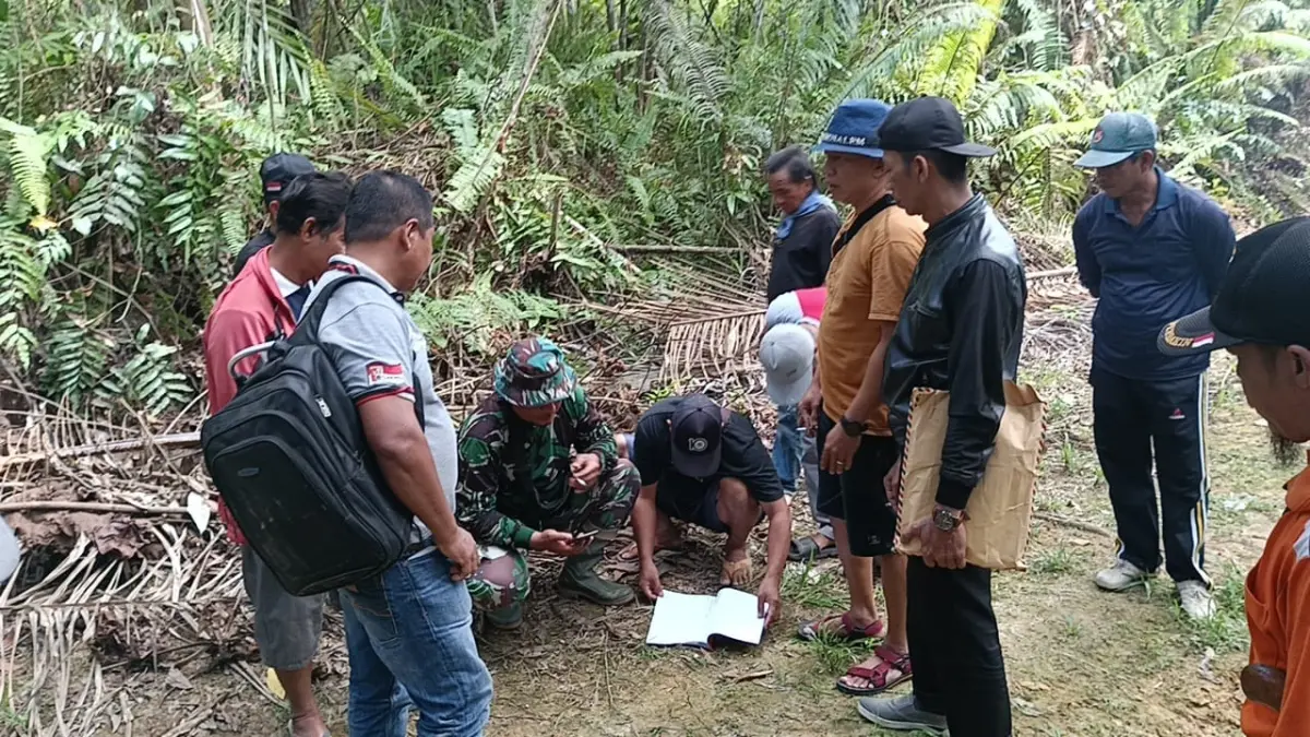 Warga bersama perwakilan perusahaan saat memeriksa batas lahan yang menjadi objek sengketa di Desa Bukit Buluh, Kecamatan Seruyan Tengah, beberapa waktu lalu.(istimewa/dok/pribadi)