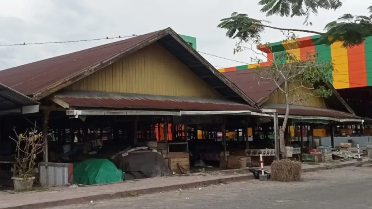 Bangunan Pasar Saik yang lama dan sudah tidak digunakan lagi. (FAUZIANNUR/RADAR SAMPIT)