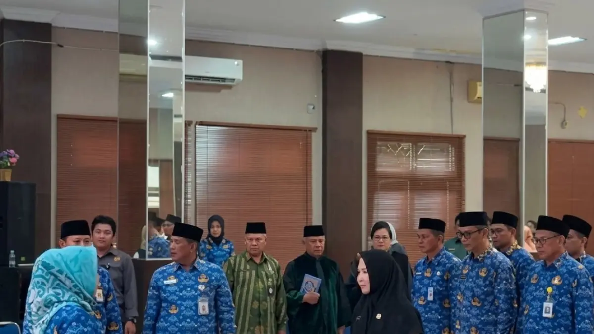 Bupati Kotawaringin Barat Hj Nurhidayah melantik 12 pejabat tinggi pratama di lingkup Pemkab Kobar Rabu 3 Juni 2026. (SYAMSUDIN/RADAR SAMPIT)&nbsp;&nbsp;