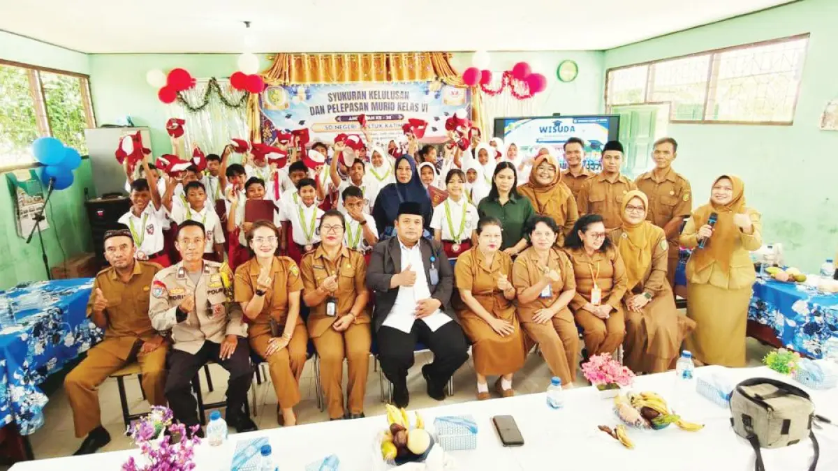 FOTO BERSAMA : Pelepasan dan pengumuman kelulusan murid kelas VI yang digelar SD Negeri 3 Petuk Katimpun di kawasan Jalan Raflesia, Kelurahan Petuk Katimpun, Palangka Raya. FOTO: IST/RADAR SAMPIT