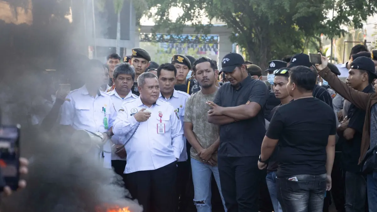 Kadis PUPR Kalteng Juni Gultom saat memberikan penjelasan kepada sekelompok warga yang menggelar demonstrasi, Rabu (3/6).(Dodi/radarsampit)