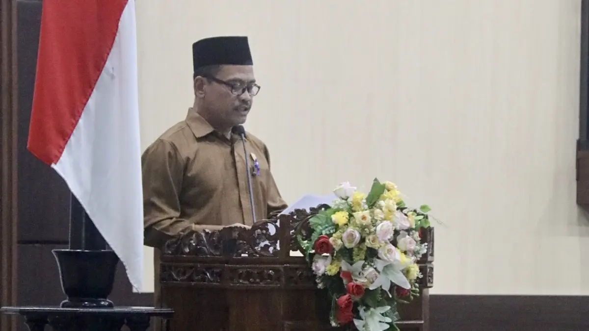 Muhammad Syamsuri menyampaikan pemandangan umum fraksi saat rapat di DPRD Kotawaringin Barat. &nbsp;(SYAMSUDIN/RADAR SAMPIT)