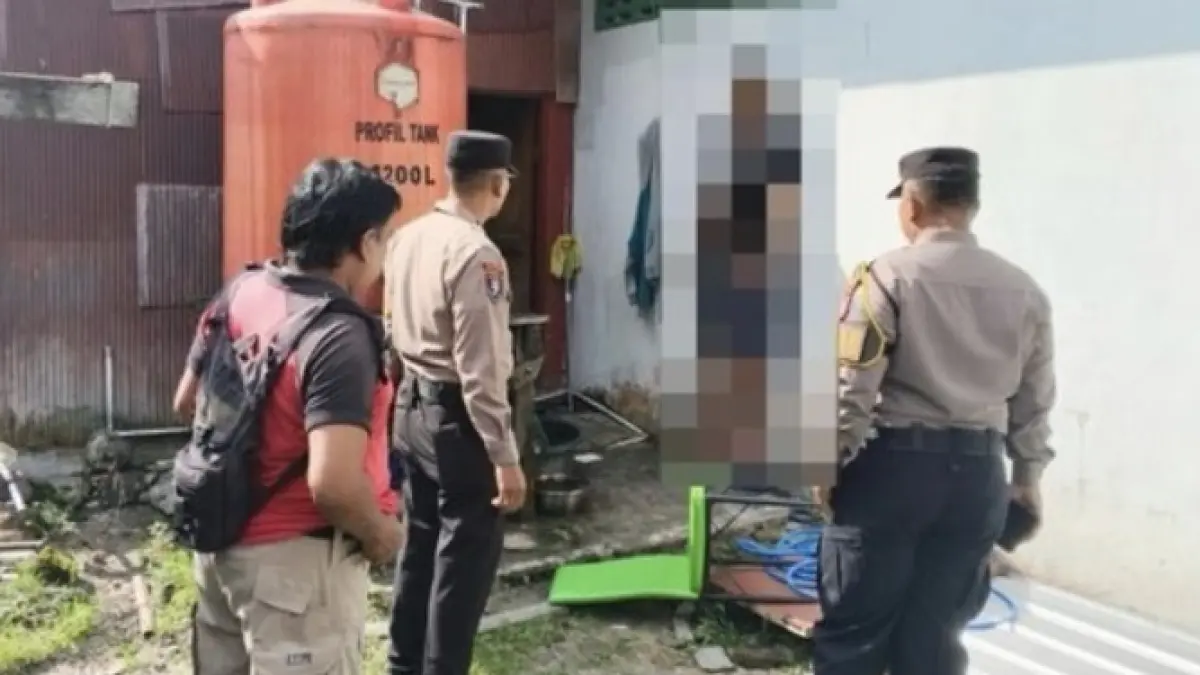 OLAH TKP: Aparat kepolisian saat berada di lokasi kejadian gantung diri warga Pangkalan Bun (Istimewa/Radar Sampit)