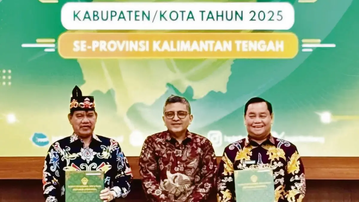 OPINI WTP: Wakil Ketua I DPRD Kotim, Juliansyah (kiri) mendampingi Bupati Kotim Halikinnor (kanan) saat menerima piagam WTP dari BPK RI. FOTO: IST/RADAR SAMPIT