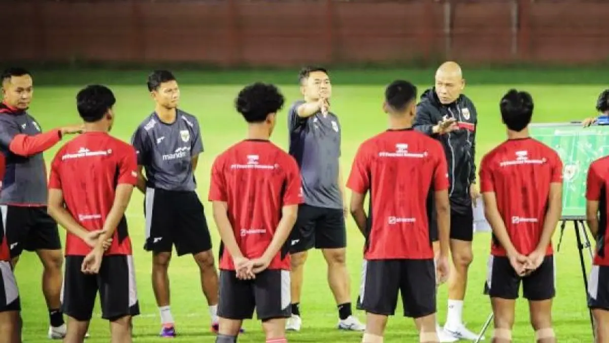 Pelatih timnas U-19 Nova Arianto saat memberikan arahan kepada pemain.(dok.antara)