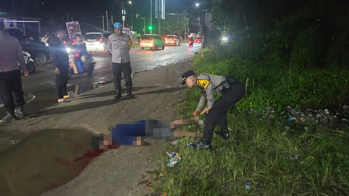 Petugas kepolisian saat mengevakuasi korban yang diduga ODGJ yang menabrakan diri ke truk di Jalan Pramuka Sampit, Rabu (3/6/2026). (Warga/Radar Sampit)