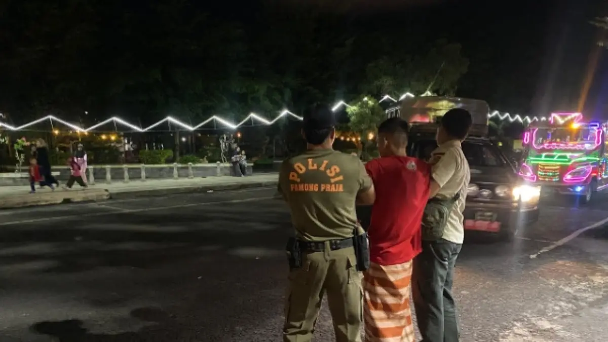 Satuan Polisi Pamong Praja Kotawaringin Barat mengamankan ODGJ di kawasan Bundaran Pancasila, Pangkalan Bun, Senin 1 Juni 2026, pukul 20.30 WIB. (SATPOL PP KOBAR/RADAR SAMPIT)&nbsp;