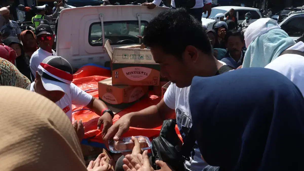 Sejumlah peternak melakukan aksi bagi-bagi telur ayam ke masyarakat di Alun-alun Kanigoro, Kabupaten Blitar, Jawa Timur, Senin (1/6)/(Blitar Kawentar Jawapos Group).