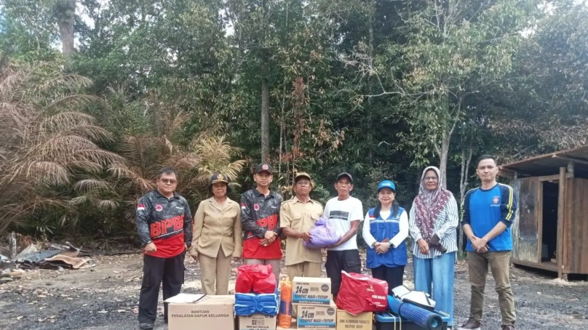 Suasana penyaluran bantuan logistik kepada korban kebakaran di Desa Tumbang Baringei, Kecamatan Rungan, pekan lalu. (BPBD GUNUNG MAS/RADAR SAMPIT)&nbsp;
