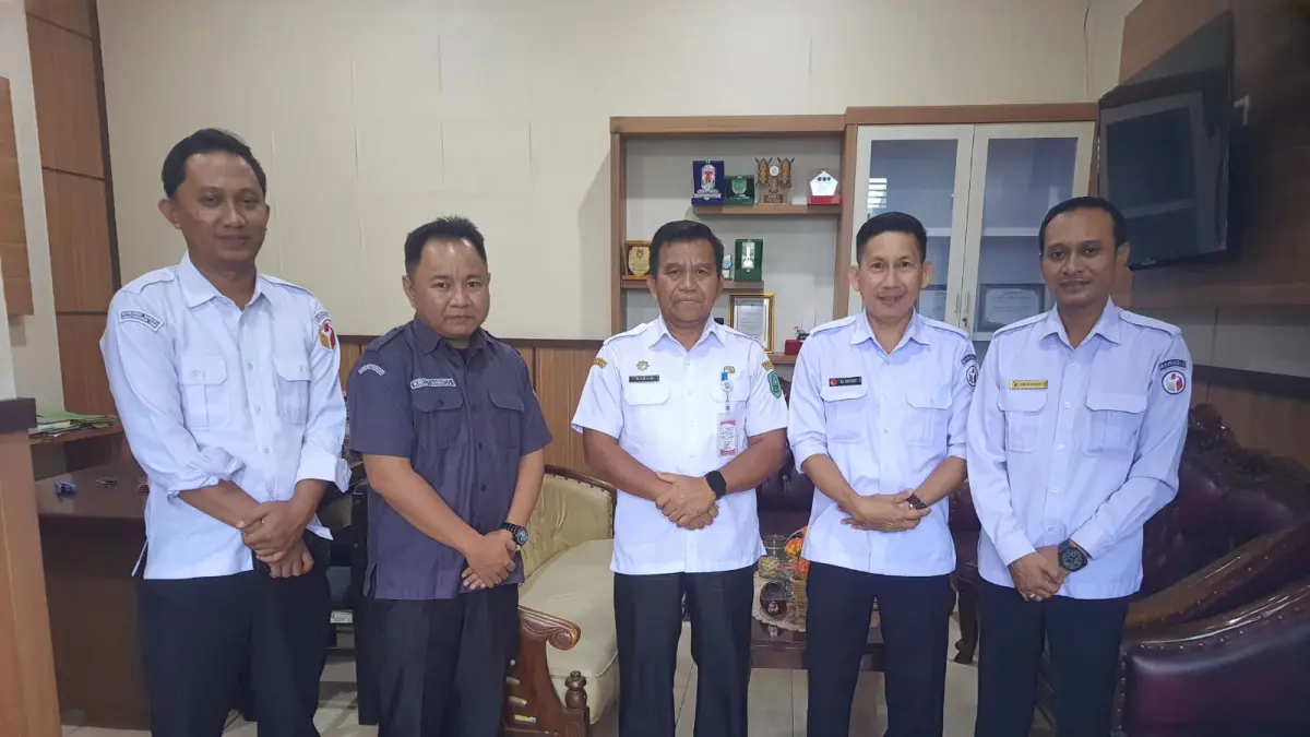 Asisten I Bidang Pemerintahan dan Kesejahteraan Rakyat Sekretariat Daerah Kotim, Waren, saat menerima kunjungan Bawaslu Kotim dalam agenda konsolidasi demokrasi, Rabu (3/6).