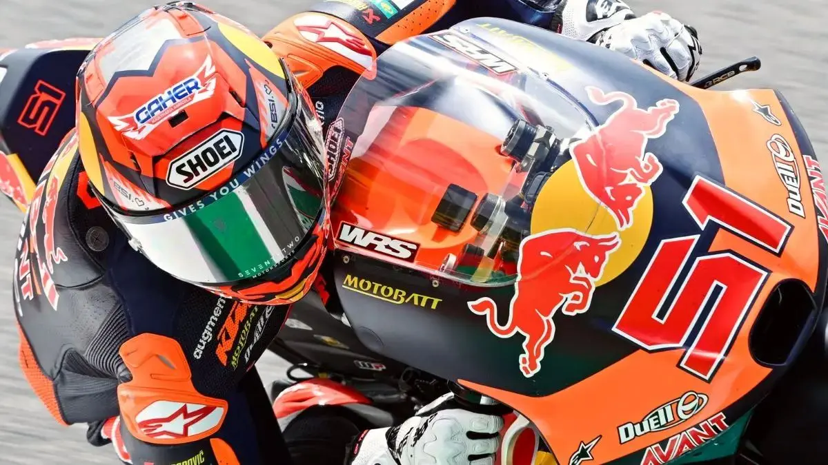Brian Uriarte mendapat sanksi diskualifikasi dari Moto3 Catalunya 2026 setelah motor Red Bull KTM miliknya terbukti menggunakan oli di luar spesifikasi resmi FIM Moto3. (Instagram @brianuriarte51)
