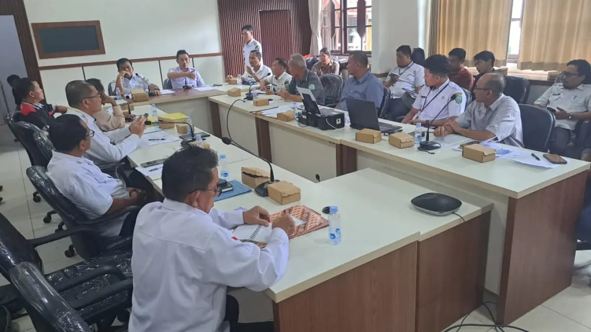 Mediasi antara masyarakat dengan empat PBS terkait penyelesaian klaim lahan yang digelar di Ruang Pers Setda Kotim, Rabu (3/6).  (Humas/Radar Sampit)