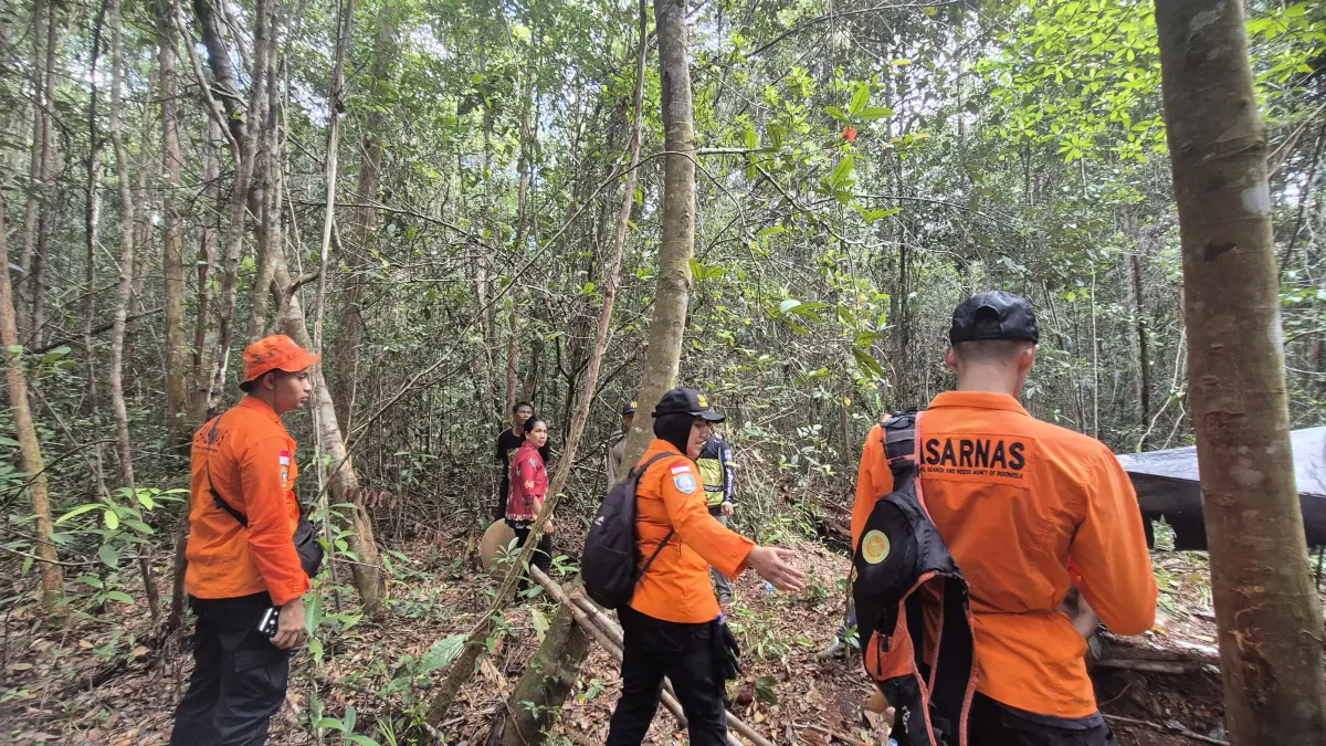 PENCARIAN: Tim melakukan pencarian terhadap kedua pemuda yang dilaporkan hilang saat berburu di Hutan Bagugus. (Tim SAR/Radar Sampit)
