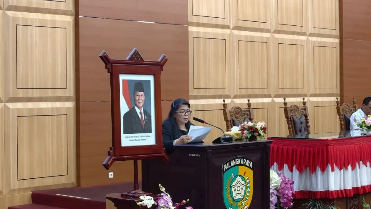 
PIDATO: Nenie Adriati Lambung menyampaikan pidato pengantar pimpinan DPRD saat rapat paripurna, beberapa waktu lalu. FOTO: IST/RADAR SAMPIT

