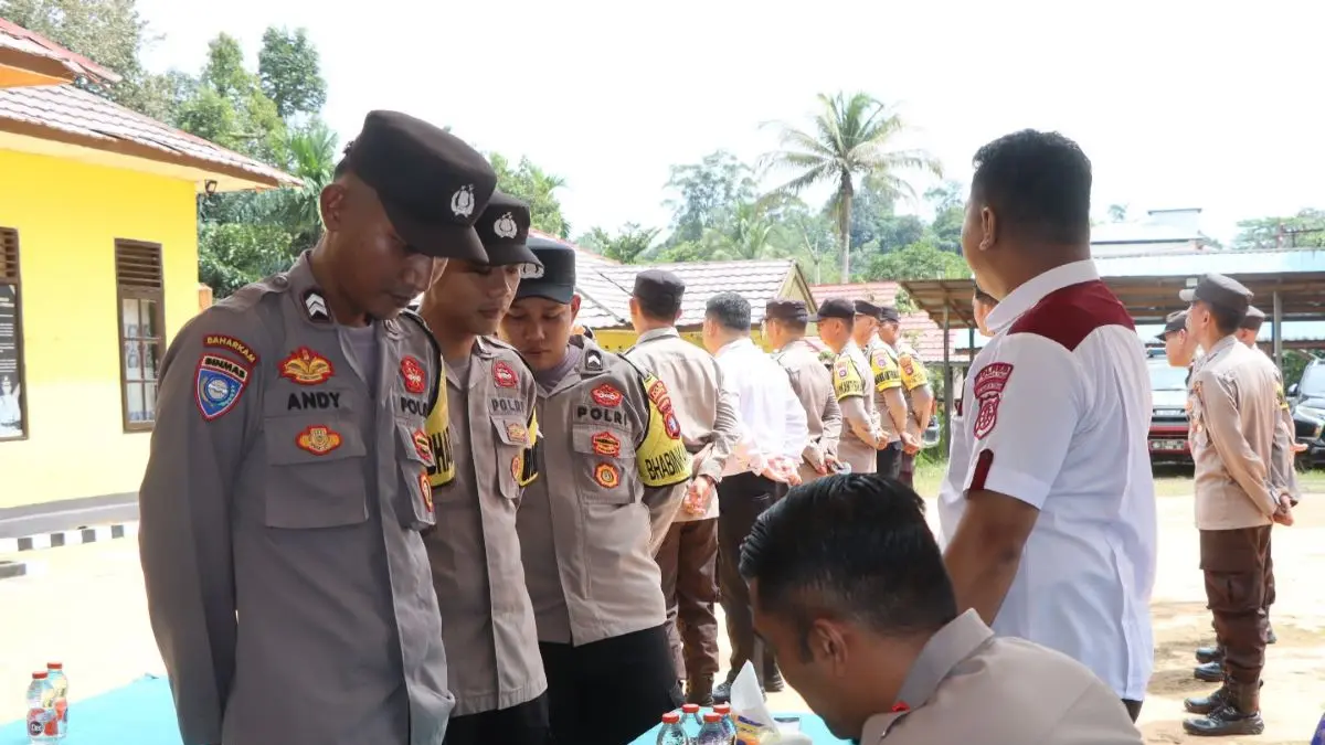TES URINE : Puluhan personel Polsek Antang Kalang menjalani tes urine, belum lama tadi. FOTO: POLRES KOTIM/RADAR SAMPIT