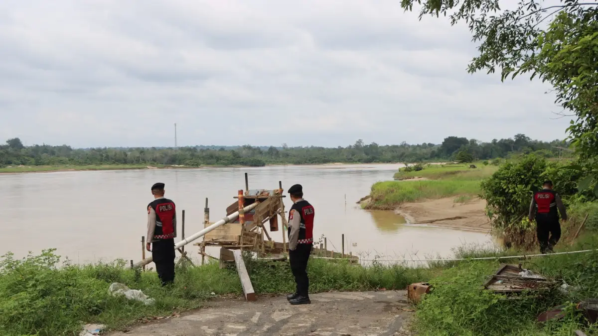 Tim gabungan ketika melakukan patroli simpatik di Desa Pilang Munduk, Kecamatan Kurun, Rabu (3/6).&nbsp; (HUMAS POLRES GUNUNG MAS/RADAR SAMPIT)&nbsp;