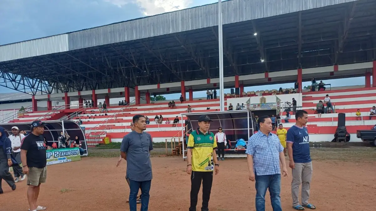 TINJAU: Bupati Kotim Halikinnor (kemeja kotak) saat meninjau lapangan sepak bola Stadion 29 November Sampit, baru-baru tadi. FOTO: YUNI/RADAR SAMPIT 