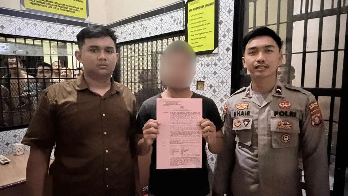 ASUSILA : Seorang oknum Satpam sekolah (Tengah) saat resmi jadi tersangka asusila di Mapolres Kotim, Kamis (4/6/2026). FOTO: POLRES KOTIM/RADAR SAMPIT 