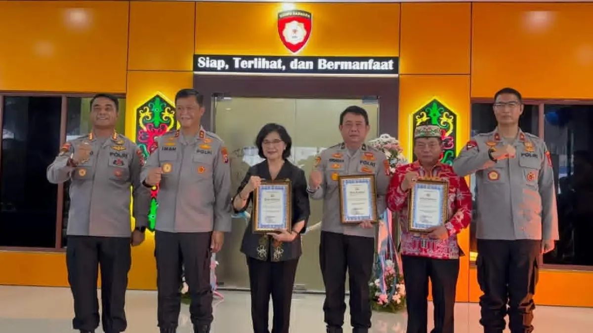 BERBENAH : Kapolda Kalteng Irjen Pol Iwan Kurniawan foto bersama Pj Sekda Kalteng Linae Victoria Aden seusai meresmikan Markas Komando (Mako) Direktorat Samapta, Jumat (5/6/2026). FOTO: DODI/RADAR SAMPIT