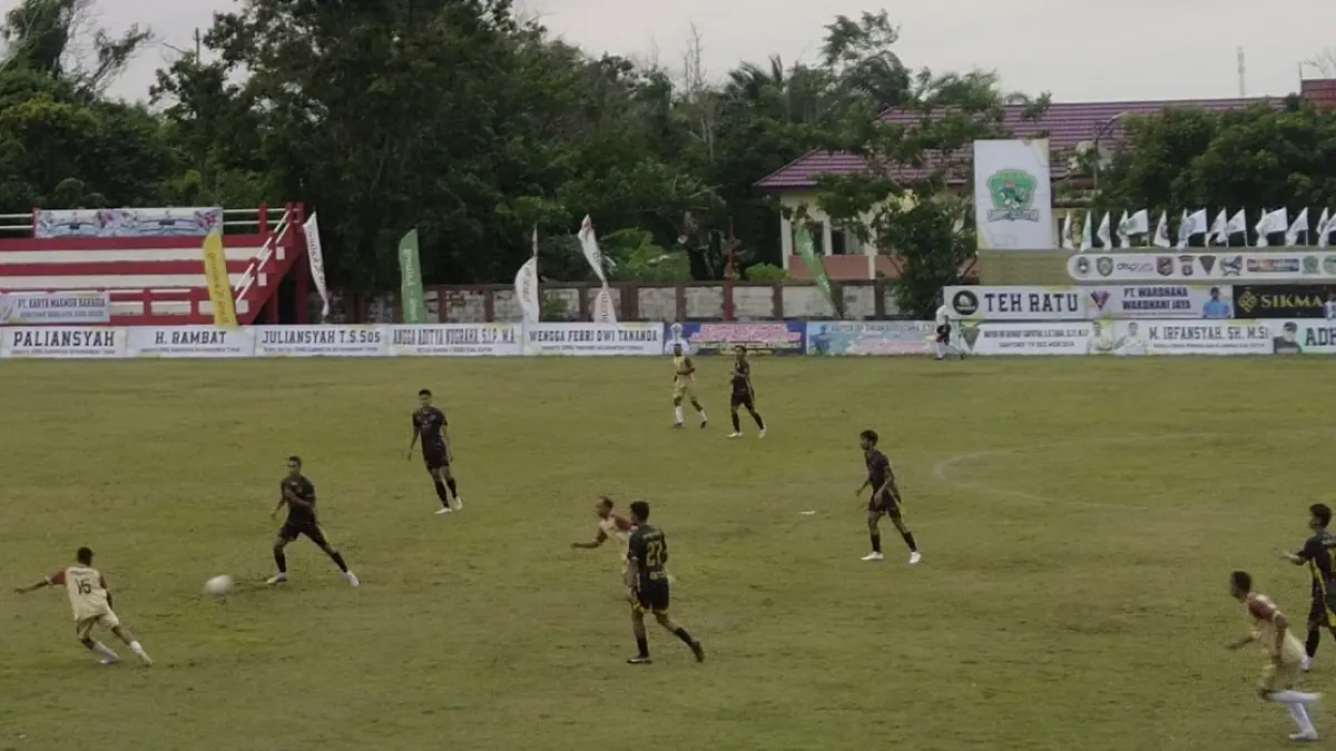 BFC Mentaya (Jersey hitam) saat berpesta gol ke gawang Putra Junior FC pada pertandingan HNR Cup 2 di Stadion 29 Nopember Sampit, Kamis (4/6). (ist)