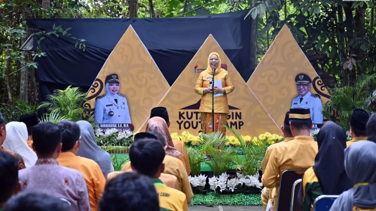 Bupati Kotawaringin Barat Hj Nurhidayah memberikan sambutan pada acara Kutaringin Youth Camp 2026. (SYAMSUDIN/RADAR SAMPIT)&nbsp;