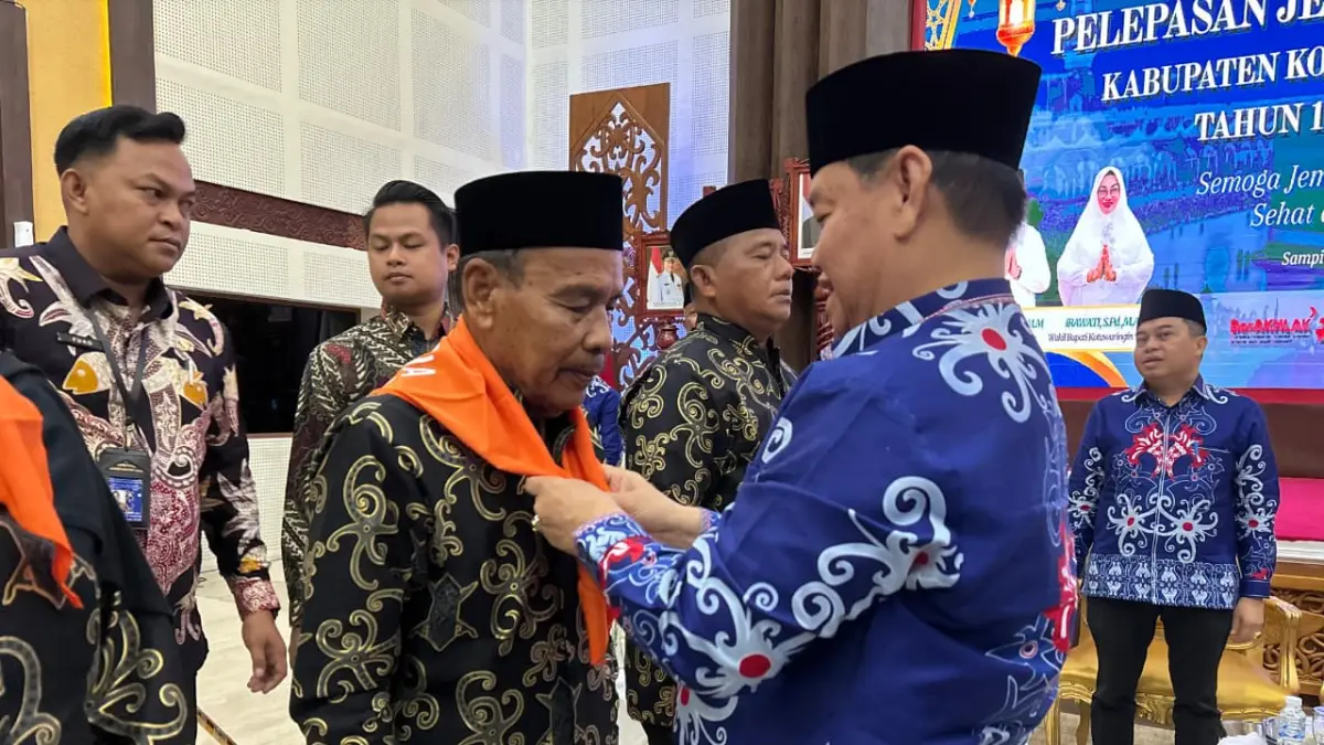 Bupati Kotim, Halikinnor saat melepas jemaah haji asal kotim, belum lama ini.  (prokom/radar sampit)
