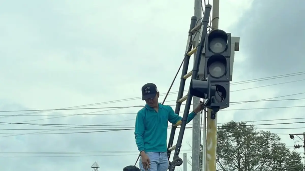 Dinas Perhubungan Lamandau melakukan perbaikan Alat Pemberi Isyarat Lalu Lintas (APILL) di Kota Nanga Bulik.&nbsp; (RIA/RADAR SAMPIT)&nbsp;