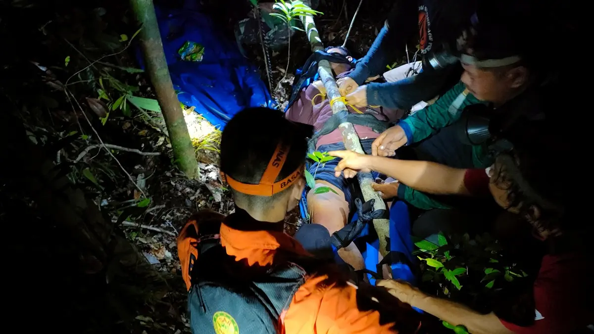 EVAKUASI: Tim SAR Gabungan berhasil menemukan dua pemuda yang dilaporkan hilang saat berburu di kawasan hutan Desa Bagugus, Kecamatan Mantangai, Kabupaten Kapuas. (Basarnas/Radar Sampit)
