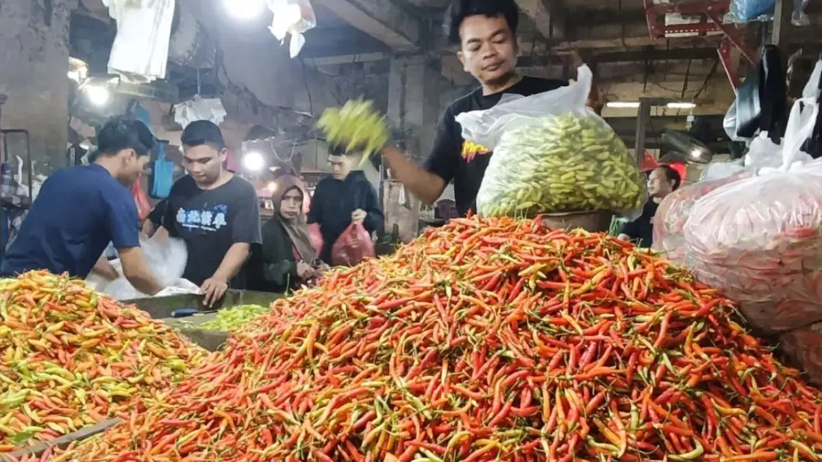 
KABAR PASAR: Pedagang melayani pembeli cabai rawit merah di Pasar Keputran, Surabaya.
