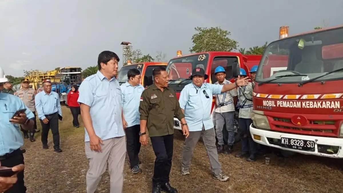 KEGIATAN: Wakil Bupati Sukamara, Nur Efendi ikut melakukan pengecekan Sarpras Karhutla dalam kegiatan apel kesiapsiagaan Karhutla. FOTO: FAUZIANNUR/RADAR SAMPIT