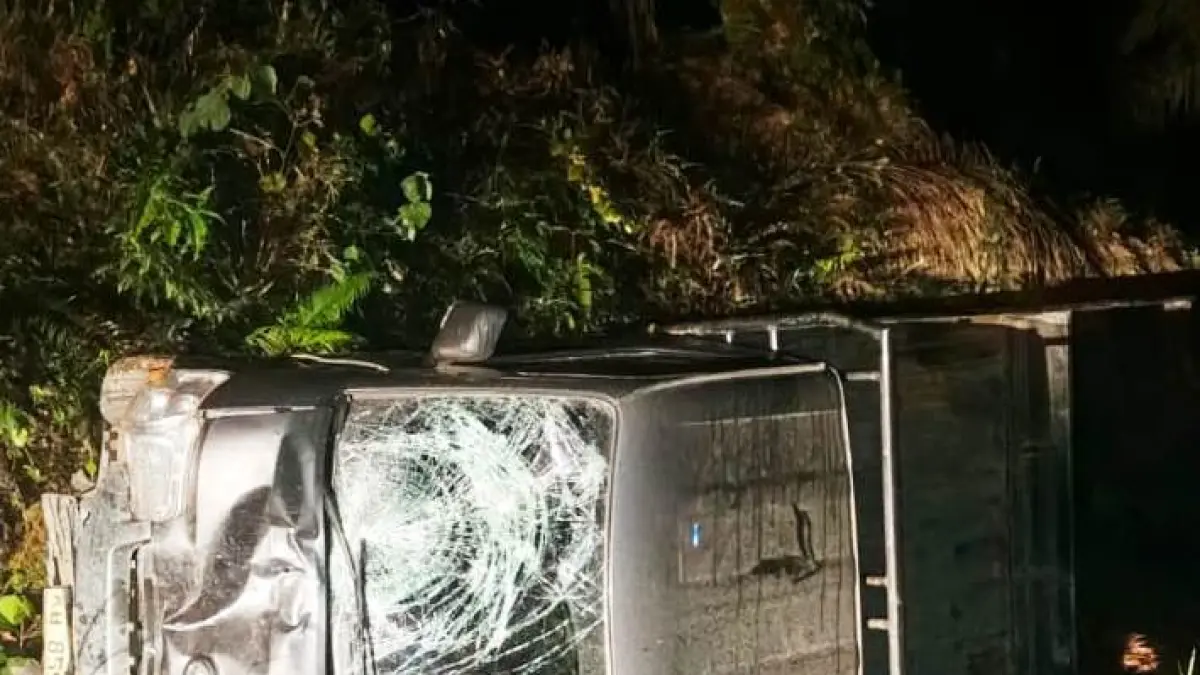 Kondisi Pikap setelah tabrakan dengan dua orang yang mengendarai motor berboncengan, Kamis (4/6) sekitar pukul 17.55 WIB di Jalan Potos Desa Bukit Raya, Kecamatan Menthobi Raya, Lamandau. (istimewa)